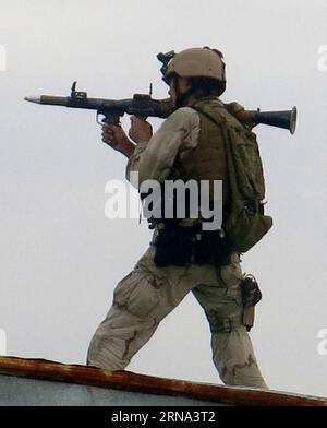 Anschlag in Masar-e-Sharif (160104) -- MAZAR-E-SHARIF, le 4 janvier 2016 -- une police des forces spéciales afghanes prend position sur le site de l'attaque à Mazar-e-Sharif, capitale de la province de Balkh au nord de l'Afghanistan, le 4 janvier 2016. Des hommes armés inconnus ont attaqué le consulat indien dans la ville de Mazar-e-Sharif, au nord de l'Afghanistan, à 305 km au nord de Kaboul, dimanche soir et les coups de feu continuent, a déclaré la police lundi. AFGHANISTAN-MAZAR-E-SHARIF-CONSULAT INDIEN-ATTAQUE YaqoobxAzorda PUBLICATIONxNOTxINxCHN Arrêt à Masar e Sharif 160104 Mazar e Sharif Jan 4 2016 à la Force spéciale afghane police prend position Banque D'Images