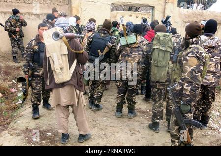 Anschlag in Masar-e-Sharif (160104) -- MAZAR-E-SHARIF, le 4 janvier 2016 -- les forces de sécurité afghanes se rassemblent sur le site de l'attaque à Mazar-e-Sharif, capitale de la province de Balkh, au nord de l'Afghanistan, le 4 janvier 2016. Des hommes armés inconnus ont attaqué le consulat indien dans la ville de Mazar-e-Sharif, au nord de l'Afghanistan, à 305 km au nord de Kaboul, dimanche soir et les coups de feu continuent, a déclaré la police lundi. AFGHANISTAN-MAZAR-E-SHARIF-CONSULAT INDIEN-ATTAQUE YaqoobxAzorda PUBLICATIONxNOTxINxCHN Arrêt à Masar e Sharif 160104 Mazar e Sharif Jan 4 2016 les forces de sécurité afghanes se rassemblent SUR le site de l'attaque à Mazar e Banque D'Images