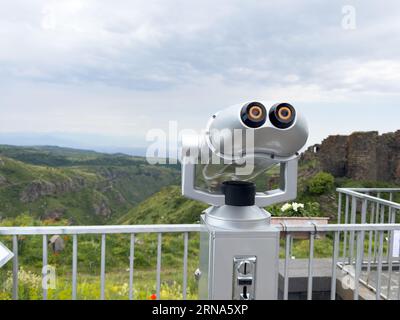 Jumelles touristiques. Une plate-forme d'observation pour les touristes. Jumelles fixes. Télescope binoculaire sur le pont d'observation pour le tourisme. Montagne Banque D'Images