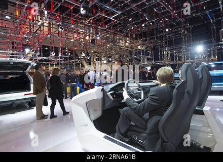 (160108) -- LAS VEGAS, le 7 janvier 2016 -- les participants présentent un tableau de bord intelligent au stand Audi lors du Consumer Electronics Show (ces) 2016 à Las Vegas, Nevada, États-Unis, le 7 janvier 2016.) US-LAS VEGAS-CEs YangxLei PUBLICATIONxNOTxINxCHN 160108 Las Vegas janvier 7 2016 les participants présentent un tableau de bord intelligent SUR le stand Audi lors du Consumer Electronics Show ces 2016 à Las Vegas Nevada États-Unis janvier 7 2016 U S Las Vegas ces YangxLei PUBLICATIONxNOTxINxCHN Banque D'Images