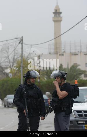 (160108) -- ISRAËL, 8 janvier 2016 -- des policiers israéliens patrouillent dans les rues du village arabe israélien d’Arara, au Nord d’Israël, le 8 janvier 2016, où les forces spéciales israéliennes ont tiré sur un israélien arabe, recherché pour le meurtre de deux personnes lors d’une fusillade à tel Aviv la semaine dernière. Un auteur arabo-israélien d'une fusillade meurtrière à tel Aviv a été abattu par la police dans le nord d'Israël vendredi, à la suite d'une chasse à l'homme d'une semaine, ont déclaré les responsables de la sécurité. MIDEAST-ISRAEL-GUNMAN TUÉ PAR BALLE JINI/GilxEliyahu PUBLICATIONxNOTxINxCHN 160108 Israël Jan 8 2016 policiers israéliens patrouillent dans le Stre Banque D'Images