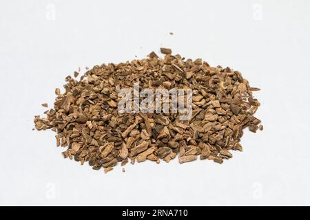 Pile de fleurs d'oranger amère séchées, Citrus × aurantium, mise en place pour le contrôle de la qualité. Isolé sur fond blanc. Extrait sec pour phytothérapie an Banque D'Images