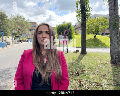 Natalie Cosgrove, associée en négligence médicale chez Ashtons Legal, s'exprimant à l'extérieur du Queen's Medical Centre à Nottingham au sujet de l'examen indépendant des défaillances de soins au Nottingham University Hospitals NHS Trust. Date de la photo : mercredi 30 août 2023. Banque D'Images