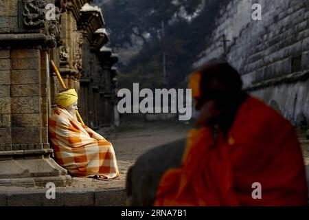 Un Sadhu aime se prélasser au temple Pashupatinath à Katmandou, Népal, le 10 janvier 2016. Les Sadhus sont connus sous le nom de Baba, Sannyasi (renoncants) qui ont laissé derrière eux tous les attachements matériels et vivent dans des temples, des forêts ou des grottes.) NÉPAL-KATMANDOU-VIE QUOTIDIENNE-SADHU PratapxThapa PUBLICATIONxNOTxINxCHN un Sadhu aime se prélasser AU temple Pashupatinath À Katmandou Népal Jan 10 2016 les Sadhus sont connus sous le nom de Baba RENUNCIATES qui ont laissé derrière eux tous les accessoires matériels et vivent dans la forêt de temples ou grottes Népal Katmandou vie quotidienne Sadhu Pratapa Pratapa Pratapa PUBLICATxNonxNonx TxNON Banque D'Images