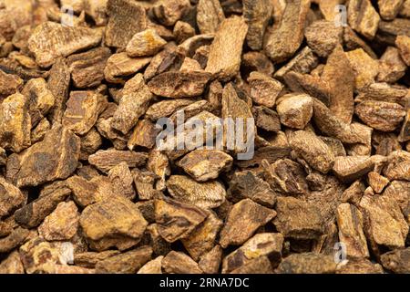 Pile de fleurs d'oranger amère séchées, Citrus × aurantium, mise en place pour le contrôle de la qualité. Isolé sur fond blanc. Extrait sec pour phytothérapie an Banque D'Images