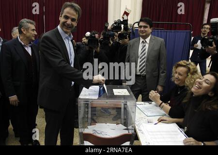 (160110) -- ATHÈNES, le 10 janvier 2016 -- Kyriakos Mitsotakis, l'un des principaux poids lourds du parti d'opposition grec Nouvelle démocratie (ND), vote à Athènes, en Grèce, le 10 janvier 2016. Kyriakos Mitsotakis a été élu nouveau chef du parti conservateur de la Grèce Nouvelle démocratie après les élections qui ont eu lieu dimanche à la base électorale du parti. ) GRÈCE-ATHÈNES-PARTI D'OPPOSITION-ÉLECTION MariosxLolos PUBLICATIONxNOTxINxCHN 160110 Athènes Jan 10 2016 Kyriakos Mitsotakis l'un des principaux poids lourds de l'opposition grecque Nouvelle démocratie ND vote à Athènes Grèce Jan 10 2016 Kyriakos Mitsotakis ce qui est élu Banque D'Images