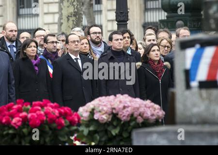 Themen der Woche Bilder des Tages Paris gedenkt der Opfer der Anschläge (G-D) Anne Hidalgo, maire de Paris, François Hollande, président français, Manuel Valls, Premier ministre français observent une minute de silence lors de la cérémonie de commémoration qui s'est tenue à Paris, capitale de la France, le 10 janvier, 2016. Des centaines de Français se sont rassemblés sur la place de la République, dans l’est de Paris, pour prendre part à un hommage national aux 147 victimes tuées dans des attaques distinctes en janvier et novembre 2015.) FRANCE-PARIS-VICTIMES DE LA TERREUR-HOMMAGE NATIONAL XavierxdexTorres PUBLICATIONxNOTxINxCHN sujets t Banque D'Images