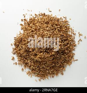 Pile de fleurs d'oranger amère séchées, Citrus × aurantium, mise en place pour le contrôle de la qualité. Isolé sur fond blanc. Extrait sec pour phytothérapie an Banque D'Images