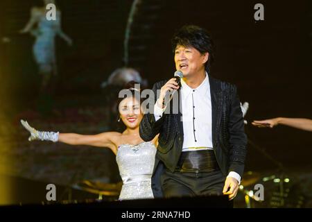 (160111) -- NANJING, 9 janvier 2016 -- le chanteur Emil Wakin Chau se produit lors de son concert à Nanjing, capitale de la province du Jiangsu de l est de la Chine, le 9 janvier 2016.) (Ry) CHINA-NANJING-CONCERT (CN) LiuxSong PUBLICATIONxNOTxINxCHN 160111 Nanjing Jan 9 2016 le chanteur Emil Wakin Chau se produit lors de son concert à Nanjing capitale de la Chine orientale S Jiangsu province Jan 9 2016 Ry China Nanjing concert CN LiuxSong PUBLICATIONxNOTxINxCHN Banque D'Images