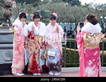 (160111) -- TOKYO, 11 janvier 2016 -- des japonaises portant des kimonos posent pour des photos à Disneyland à Tokyo, Japon, le 11 janvier 2016. Les personnes qui ont eu 20 ans ont participé lundi à la cérémonie annuelle du jour de l'arrivée à l'âge adulte au Japon. ) JAPAN-TOKYO-DISNEYLAND-KIMONO MaxPing PUBLICATIONxNOTxINxCHN 160111 Tokyo janvier 11 2016 les filles japonaises portant des kimonos posent pour des photos À Disneyland à Tokyo Japon janvier 11 2016 des célébrités qui ont atteint l'âge de 20 ans ont participé à la cérémonie annuelle du jour de l'âge au Japon lundi Japon Tokyo Disneyland kimono MaxPing PUBLICATIONxNOTxINxCHN Banque D'Images