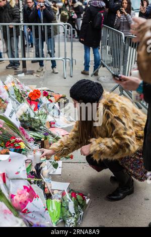 (160112) -- NEW YORK, 12 janvier 2016 -- des gens font la queue pour déposer des fleurs, des bougies et des notes personnelles devant un mémorial de fortune à l'extérieur de l'immeuble où David Bowie vivait à New York, aux États-Unis, le 12 janvier 2016. Légende de la musique Davie Bowie est mort d'un cancer le 10 janvier. ) États-Unis-NEW YORK-DAVID BOWIE HOMMAGE LixChangxiang PUBLICATIONxNOTxINxCHN 160112 New York Jan 12 2016 célébrités alignement pour placer des fleurs bougies et des notes du personnel À un mémorial de fortune à l'extérieur de l'immeuble où David Bowie vivait à New York États-Unis Jan 12 2016 Légende de la musique Davie Bowie est mort de Cance Banque D'Images