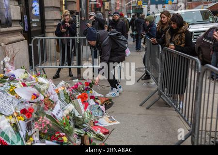 (160112) -- NEW YORK, 12 janvier 2016 -- des gens font la queue pour déposer des fleurs, des bougies et des notes personnelles devant un mémorial de fortune à l'extérieur de l'immeuble où David Bowie vivait à New York, aux États-Unis, le 12 janvier 2016. Légende de la musique Davie Bowie est mort d'un cancer le 10 janvier. ) États-Unis-NEW YORK-DAVID BOWIE HOMMAGE LixChangxiang PUBLICATIONxNOTxINxCHN 160112 New York Jan 12 2016 célébrités alignement pour placer des fleurs bougies et des notes du personnel À un mémorial de fortune à l'extérieur de l'immeuble où David Bowie vivait à New York États-Unis Jan 12 2016 Légende de la musique Davie Bowie est mort de Cance Banque D'Images