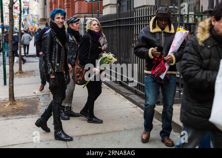 (160112) -- NEW YORK, 12 janvier 2016 -- des gens font la queue pour déposer des fleurs, des bougies et des notes personnelles devant un mémorial de fortune à l'extérieur de l'immeuble où David Bowie vivait à New York, aux États-Unis, le 12 janvier 2016. Légende de la musique Davie Bowie est mort d'un cancer le 10 janvier. ) États-Unis-NEW YORK-DAVID BOWIE HOMMAGE LixChangxiang PUBLICATIONxNOTxINxCHN 160112 New York Jan 12 2016 célébrités alignement pour placer des fleurs bougies et des notes du personnel À un mémorial de fortune à l'extérieur de l'immeuble où David Bowie vivait à New York États-Unis Jan 12 2016 Légende de la musique Davie Bowie est mort de Cance Banque D'Images