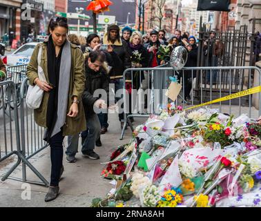 (160112) -- NEW YORK, 12 janvier 2016 -- des gens font la queue pour déposer des fleurs, des bougies et des notes personnelles devant un mémorial de fortune à l'extérieur de l'immeuble où David Bowie vivait à New York, aux États-Unis, le 12 janvier 2016. Légende de la musique Davie Bowie est mort d'un cancer le 10 janvier. ) États-Unis-NEW YORK-DAVID BOWIE HOMMAGE LixChangxiang PUBLICATIONxNOTxINxCHN 160112 New York Jan 12 2016 célébrités alignement pour placer des fleurs bougies et des notes du personnel À un mémorial de fortune à l'extérieur de l'immeuble où David Bowie vivait à New York États-Unis Jan 12 2016 Légende de la musique Davie Bowie est mort de Cance Banque D'Images