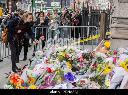 (160112) -- NEW YORK, 12 janvier 2016 -- des gens font la queue pour déposer des fleurs, des bougies et des notes personnelles devant un mémorial de fortune à l'extérieur de l'immeuble où David Bowie vivait à New York, aux États-Unis, le 12 janvier 2016. Légende de la musique Davie Bowie est mort d'un cancer le 10 janvier. ) États-Unis-NEW YORK-DAVID BOWIE HOMMAGE LixChangxiang PUBLICATIONxNOTxINxCHN 160112 New York Jan 12 2016 célébrités alignement pour placer des fleurs bougies et des notes du personnel À un mémorial de fortune à l'extérieur de l'immeuble où David Bowie vivait à New York États-Unis Jan 12 2016 Légende de la musique Davie Bowie est mort de Cance Banque D'Images