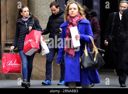 (160112) -- NEW YORK, 12 janvier 2016 -- les gens passent devant le magasin phare Macy à Manhattan, New York, États-Unis, le 12 janvier 2015. Macy s supprimera des milliers d'emplois et fermera 36 magasins dans tout le pays après une autre année décevante. L'entreprise a déjà fermé quatre magasins l'an dernier et en fermera 36 autres ce printemps, ce qui touchera plus de 2 700 associés. U.S.-NEW YORK-MACY S-LAYOFF WangxLei PUBLICATIONxNOTxINxCHN 160112 New York janvier 12 2016 célébrités passent devant Macy S Flagship Store à Manhattan New York les États-Unis LE 12 2015 janvier Macy S supprimera des milliers d'emplois Banque D'Images