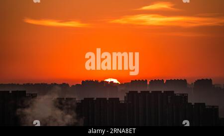 (160113) -- PÉKIN, 13 janvier 2016 --la photo prise le 13 janvier 2016 montre le lever du soleil à Pékin, capitale de la Chine. (Zwx) CHINA-BEIJING-SUNRISE(CN) LixJianbo PUBLICATIONxNOTxINxCHN 160113 Pékin Jan 13 2016 photo prise LE 13 2016 janvier montre le lever du soleil à Pékin capitale de la Chine zwx Chine Beijing Sunrise CN LixJianbo PUBLICATIONxNOTxINxCHN Banque D'Images