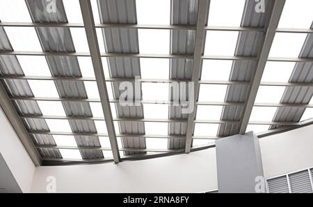Détails de la structure en acier soutenant le toit en verre dans le bâtiment Banque D'Images