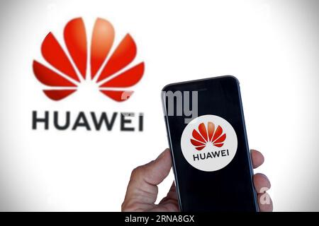 25 août 2023, Florence , Italie Huawei téléphone dans la main d'une personne , les problèmes de sécurité de Huawei, les crises d'affaires, l'écran du logo Huawei isoler sur Banque D'Images