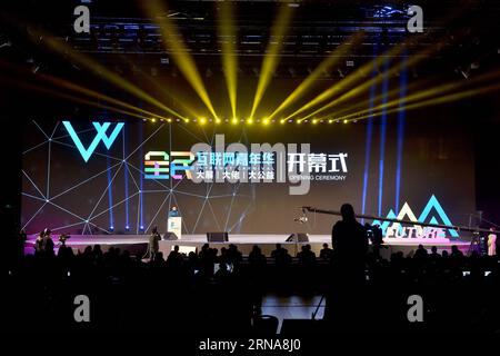 (160113) -- BEIJING, 13 janvier 2016 -- des gens assistent à la cérémonie d'ouverture d'un carnaval sur Internet à Beijing, capitale de la Chine, le 13 janvier 2016. Un carnaval Internet de 3 jours a ouvert ici mercredi.) (Zwx) CHINA-BEIJING-INTERNET CARNIVAL-OPENING(CN) LixXin PUBLICATIONxNOTxINxCHN 160113 Pékin 13 2016 janvier des célébrités assistent à la cérémonie d'ouverture de To Internet Carnival à Beijing capitale de la Chine janvier 13 2016 un Carnaval Internet de 3 jours a ouvert ici mercredi zwx Chine Beijing Internet Carnival ouverture CN LixXin PUBLICATIONxNOTxINxCHN Banque D'Images