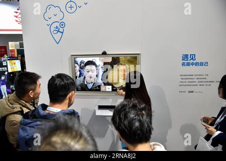 (160113) -- BEIJING, 13 janvier 2016 -- des gens font l'expérience de la technologie de détection des visages lors d'un carnaval sur Internet à Beijing, capitale de la Chine, le 13 janvier 2016. Un carnaval Internet de 3 jours a ouvert ici mercredi.) (Zwx) CHINA-BEIJING-INTERNET CARNIVAL-OPENING(CN) LixXin PUBLICATIONxNOTxINxCHN 160113 Beijing Jan 13 2016 célébrités Découvrez la technologie de détection de visage au carnaval Internet à Beijing capitale de la Chine Jan 13 2016 un carnaval Internet de 3 jours a ouvert ici mercredi zwx Chine Beijing Internet Carnival ouverture CN LixXin PUBLICATIONxNOTxINxCHN Banque D'Images