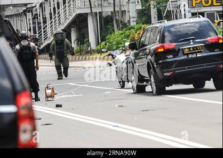 (160114) -- JAKARTA, le 14 janvier 2016 -- Un membre de la brigade anti-bombe de la police indonésienne Gegana garde près du site de l'explosion à Jakarta, Indonésie, le 14 janvier 2016. Un policier et trois civils ont été tués, et deux autres policiers ont été blessés après que des hommes armés ont attaqué un poste de police de la circulation près d'un centre commercial ici jeudi, porte-parole de la police nationale, le général de brigade Anton Charliyan a déclaré aux journalistes. INDONESIA-JAKARTA-ATTAQUE VerixSanovri PUBLICATIONxNOTxINxCHN 160114 Jakarta 14 2016 janv. Un membre de la police indonésienne Bomb Squad Guards près du site de l'explosion à Jakarta Indonésie 14 2016 janv Banque D'Images