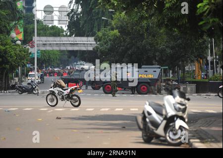 Terroranschlag à Jakarta (160114) -- JAKARTA, le 14 janvier 2016 -- Un membre de la brigade anti-bombe indonésienne sur le site de l'explosion à Jakarta, Indonésie, le 14 janvier 2016. Un policier et trois civils ont été tués, et deux autres policiers ont été blessés après que des hommes armés ont attaqué un poste de police de la circulation près d'un centre commercial ici jeudi, porte-parole de la police nationale, le général de brigade Anton Charliyan a déclaré aux journalistes. INDONÉSIE-JAKARTA-ATTENTAT À LA BOMBE Zulkarnain PUBLICATIONxNOTxINxCHN attentat terroriste à Jakarta 160114 Jakarta Jan 14 2016 un membre de la police indonésienne DE la brigade anti-bombe des Explos Banque D'Images