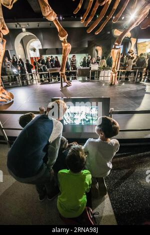 (160114) -- NEW YORK, 14 janvier 2016 -- des écoliers examinent l'exposition sur le squelette de Titanosaure au Musée américain d'histoire naturelle de New York, États-Unis, le 14 janvier 2016. À partir de janvier 15, le Musée américain d'histoire naturelle ajoutera une autre exposition incontournable - un moulage d'un dinosaure de 122 pieds (37.2m). Le dinosaure n'a pas encore été officiellement nommé par les scientifiques qui l'ont découvert, mais les paléontologues ont déduit qu'il s'agissait d'un herbivore géant appartenant à un groupe connu sous le nom de titanosaures pesant jusqu'à 70 tonnes. Le moulage est basé sur 84 os fossiles qui ont été excavés i Banque D'Images