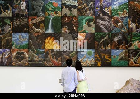 (160115) -- PROVINCE DE RIZAL, 15 janvier 2016 -- les visiteurs regardent des œuvres d'art à l'intérieur du musée d'art Pinto dans la province de Rizal, Philippines, 15 janvier 2016. Le musée d'art de Pinto expose plus de 300 peintures modernes, sculptures et installations artistiques de divers artistes locaux. PHILIPPINES-PROVINCE DE RIZAL-MUSÉE D'ART DE PINTO RouellexUmali PUBLICATIONxNOTxINxCHN 160115 province de Rizal Jan 15 2016 les visiteurs regardent DES œuvres d'art à l'intérieur du Musée d'art de Pinto dans la province de Rizal Philippines Jan 15 2016 le Musée d'art de Pinto expose plus de 300 peintures modernes sculptures et installations artistiques de divers Loca Banque D'Images