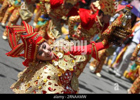 (160117) -- CEBU, 17 janvier 2016 -- Une danseuse en costume coloré participe à des danses de rue lors du festival annuel Sinulog à Cebu City, Philippines, le 17 janvier 2016. Le Festival Sinulog est un festival culturel et religieux annuel qui présente un grand défilé de rue avec des danseurs en costumes colorés en l'honneur de l'image miraculeuse du Santo Nino. PHILLIPINES-CEBU-SINULOG FESTIVAL Stringer PUBLICATIONxNOTxINxCHN 160117 Cebu Jan 17 2016 un danseur portant un costume coloré participe à la danse de rue pendant le Festival annuel Sinulog à Cebu City aux Philippines Jan 17 Banque D'Images