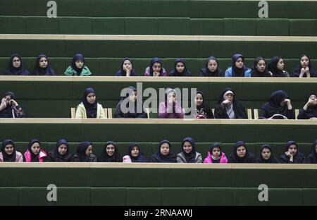 Les écolières de Bilder des Tages assistent à une session du Parlement à Téhéran, Iran, le 17 janvier 2016. Le président iranien Hassan Rouhani a présenté dimanche au Parlement le projet de budget de 75 milliards de dollars, réduisant la dépendance du pays aux revenus pétroliers. )(zhf) IRAN-TÉHÉRAN-PARLEMENT-ROUHANI-BUDGET AhmadxHalabisaz PUBLICATIONxNOTxINxCHN Images les filles de l'école de jour assistent à une session AU Parlement à TÉHÉRAN Iran Jan 17 2016 Iran S Président Hassan Rouhani a présenté dimanche le projet de budget de 75 milliards de dollars au Parlement réduisant la dépendance du pays AUX revenus pétroliers zhf Iran TÉHÉRAN par Banque D'Images