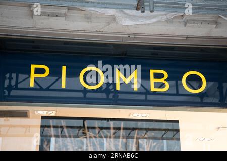 Milan , Italie - 08 29 2023 : piombo signe texte façade boutique et logo magasin de marque sur l'entrée boutique vêtements de mode dans la rue principale Banque D'Images