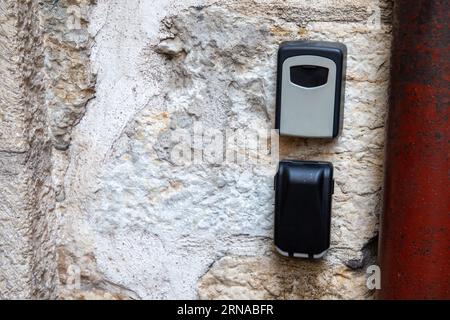 Coffre-fort extérieur coffre-fort deux boîtes avec différentes clés fermées pour les locataires de l'appartement en façade d'entrée murale Banque D'Images