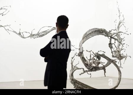 (160120) -- SINGAPORE, Jan. 20, 2016 -- A visitor views an artwork during the preview of Art Stage Singapore at the Marina Bay Sands Expo and Convention Centre, Singapore, Jan. 20, 2016. The exhibition will officially open on Jan. 21. ) SINGAPORE-ART EXHIBITION-PREVIEW ThenxChihxWey PUBLICATIONxNOTxINxCHN   160120 Singapore Jan 20 2016 a Visitor Views to Artwork during The Preview of Art Stage Singapore AT The Marina Bay Sands EXPO and Convention Centre Singapore Jan 20 2016 The Exhibition will officially Open ON Jan 21 Singapore Art Exhibition Preview ThenxChihxWey PUBLICATIONxNOTxINxCHN Banque D'Images