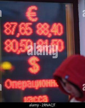 Börse - Russicher Rubel auf neuem Rekordtief (160120) -- MOSCOW, Jan. 20, 2016 -- A man walks past an exchange office sign showing the currency exchange rates in Moscow, Russia, on Jan. 20, 2016. The Russian ruble dropped on Wednesday to a historic low as the U.S. dollar climbed past the 80.1 rubles level for the first time since Dec. 2014. ) RUSSIA-MOSCOW-RUBLE-US DOLLAR DaixTianfang PUBLICATIONxNOTxINxCHN   Exchange russicher Rubles on anew Record low 160120 Moscow Jan 20 2016 a Man Walks Past to Exchange Office Sign showing The Currency Exchange Council in Moscow Russia ON Jan 20 2016 The R Stock Photo