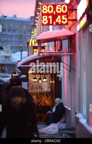 Börse - Russicher Rubel auf neuem Rekordtief (160120) -- MOSCOW, Jan. 20, 2016 -- A woman begs next to an exchange office in Moscow, Russia, on Jan. 20, 2016. The Russian ruble dropped on Wednesday to a historic low as the U.S. dollar climbed past the 80.1 rubles level for the first time since Dec. 2014. ) RUSSIA-MOSCOW-RUBLE-US DOLLAR DaixTianfang PUBLICATIONxNOTxINxCHN   Exchange russicher Rubles on anew Record low 160120 Moscow Jan 20 2016 a Woman Begs Next to to Exchange Office in Moscow Russia ON Jan 20 2016 The Russian ruble dropped ON Wednesday to a Historic Low As The U S Dollars climb Stock Photo