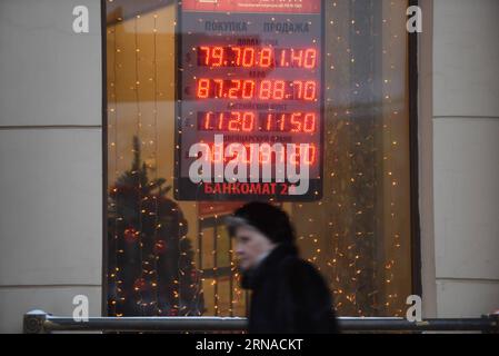 (160120) -- MOSCOU, le 20 janvier 2016 -- Une femme passe devant un panneau de bureau de change montrant les taux de change à Moscou, Russie, le 20 janvier 2016. Le rouble russe a chuté mercredi à un plus bas niveau historique alors que le dollar américain a dépassé le niveau des 80,1 roubles pour la première fois depuis décembre 2014. Evgeny Sinitsyn) RUSSIE-MOSCOU-ROUBLE-DOLLAR américain DaixTianfang PUBLICATIONxNOTxINxCHN 160120 Moscou Jan 20 2016 une femme passe devant le bureau de change signe montrant le Conseil de change à Moscou Russie LE 20 2016 janvier le rouble russe a chuté mercredi à un bas historique comme le dollar américain Banque D'Images