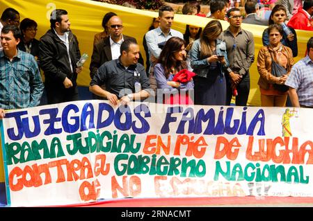 (160121) -- BOGOTA, 20 janvier 2016 -- des représentants de l'Association nationale des travailleurs du système judiciaire colombien et apparentés participent à une marche vers le Palais de Justice en guise de protestation contre l'accord de 10445 à Bogota, capitale de la Colombie, le 20 janvier 2016. Diego Pineda/) (fnc) (ah) CRÉDIT OBLIGATOIRE PAS D'ARCHIVE-PAS À VENDRE POUR USAGE ÉDITORIAL SEULEMENT COLOMBIE OUT COLOMBIA-BOGOTA-SOCIETY-MARCH COLPRENSA PUBLICATIONxNOTxINxCHN 160121 Bogota Jan 20 2016 des fonctionnaires de l'Association nationale des travailleurs du système judiciaire colombien et APPARENTÉS participent à une marche vers le Pal Banque D'Images