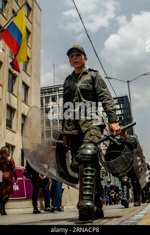 (160121) -- BOGOTA, 20 janvier 2016 -- des fonctionnaires de police sont en service pendant la marche des fonctionnaires de l'Association nationale des travailleurs du système judiciaire colombien et liés au Palais de Justice comme moyen de protestation pour l'accord de 10445 à Bogota, capitale de la Colombie, le 20 janvier 2016. Diego Pineda/) (fnc) (ah) CRÉDIT OBLIGATOIRE PAS D'ARCHIVE-PAS À VENDRE POUR USAGE ÉDITORIAL SEULEMENT COLOMBIA OUT COLOMBIA-BOGOTA-SOCIETY-MARCH COLPRENSA PUBLICATIONxNOTxINxCHN 160121 Bogota Jan 20 2016 les fonctionnaires de police sont EN service pendant la marche des fonctionnaires de l'Association nationale des travailleurs de T Banque D'Images