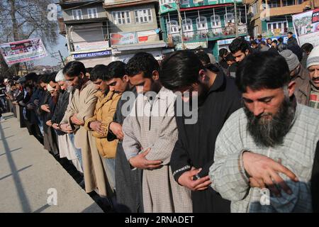 (160121) -- SRINAGAR, 21 janvier 2016 -- les musulmans cachemiriens offrent des prières funéraires pour les personnes tuées dans l'attaque des talibans mercredi dans une université du nord-ouest du Pakistan à Srinagar, capitale d'été du Cachemire contrôlé par l'Inde, le 21 janvier 2016.) CACHEMIRE-SRINAGAR-PAKISTAN VICTIMES-PRIÈRES FUNÉRAIRES JavedxDar PUBLICATIONxNOTxINxCHN 160121 Srinagar Jan 21 2016 Cachemiri Musulmans OFFRENT des prières funéraires pour ceux QUI ONT ÉTÉ TUÉS dans mercredi S attaque taliban À une université dans le nord-ouest du Pakistan à Srinagar capitale d'été du Cachemire contrôlé par l'Inde Jan 21 2016 Cachemire Srinagar Pakistan victimes prières funéraires J Banque D'Images