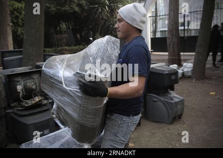 (160121) -- MEXICO, 20 janvier 2016 -- une image prise le 20 janvier 2016 montre un travailleur portant une télévision à recycler dans un centre de collecte, à Mexico, capitale du Mexique. Le gouvernement du Mexique a effectué le 17 2015 décembre le plus grand arrêt analogique au monde pour cesser de diffuser des signaux de télévision analogiques dans les États centraux de Tlaxcala, Puebla, Estado de Mexico et le District fédéral, a rapporté le Secrétariat des Communications et des Transports du pays.) (jg) (ah) MEXICO-MEXICO CITY-ENVIRONMENT-RECYCLING AlejandroxAyala PUBLICATIONxNOTxINxCHN 160121 Mexico Jan 20 2016 Imag Banque D'Images