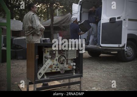 (160121) -- MEXICO, 20 janvier 2016 -- une image prise le 20 janvier 2016 montre des travailleurs portant une télévision pour recyclage dans un centre de collecte, à Mexico, capitale du Mexique. Le gouvernement du Mexique a effectué le 17 2015 décembre le plus grand arrêt analogique au monde pour cesser de diffuser des signaux de télévision analogiques dans les États centraux de Tlaxcala, Puebla, Estado de Mexico et le District fédéral, a rapporté le Secrétariat des Communications et des Transports du pays.) (jg) (ah) MEXICO-MEXICO CITY-ENVIRONMENT-RECYCLING AlejandroxAyala PUBLICATIONxNOTxINxCHN 160121 Mexico Jan 20 2016 image Banque D'Images