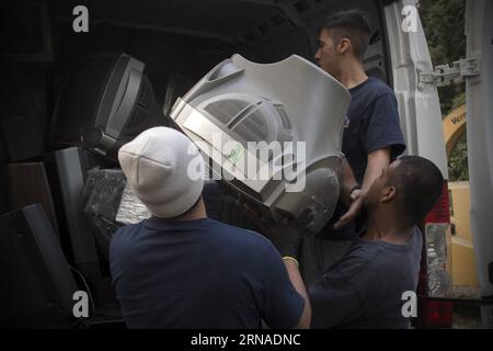 (160121) -- MEXICO, 20 janvier 2016 -- une image prise le 20 janvier 2016 montre des travailleurs portant une télévision pour recyclage dans un centre de collecte, à Mexico, capitale du Mexique. Le gouvernement du Mexique a effectué le 17 2015 décembre le plus grand arrêt analogique au monde pour cesser de diffuser des signaux de télévision analogiques dans les États centraux de Tlaxcala, Puebla, Estado de Mexico et le District fédéral, a rapporté le Secrétariat des Communications et des Transports du pays.) (jg) (ah) MEXICO-MEXICO CITY-ENVIRONMENT-RECYCLING AlejandroxAyala PUBLICATIONxNOTxINxCHN 160121 Mexico Jan 20 2016 image Banque D'Images