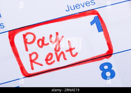 Payer le loyer remarque faite à l'aide de marqueur rouge dans l'agenda papier Banque D'Images