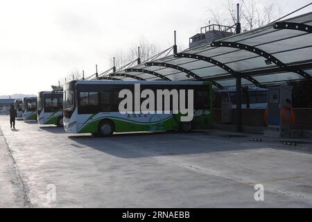 (160122) -- CHENGDE, 22 janvier 2016 -- une photo prise le 22 janvier 2016 montre les bus électriques à la borne de recharge dans le comté de Longhua, ville de Chengde, province du Hebei du nord de la Chine.) (msq) CHINA-CHENGDE-ELECTRIC BUS (CN) JinxLiangkuai PUBLICATIONxNOTxINxCHN 160122 Chengde Jan 22 2016 photo prise LE 22 2016 janvier montre les bus électriques À la gare de Went dans le comté de Longhua ville de Chengde Nord Chine S Hebei province msq Chine Chengde Electric bus CN JinxLiangkuai PUBLICATIONxNOTxINxCHN Banque D'Images