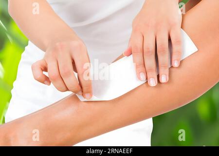 Portrait de femme beauté épilation jambe avec bande de cire beauty spa Banque D'Images