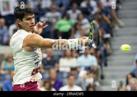 Carlos Alcaraz, d’Espagne, revient au 2e tour contre Lloyd Harris, d’Afrique du Sud, aux US Open Championships au Billie Jean King tennis Center à New York, le 31 août 2023. Alcaraz a gagné en sets consécutifs. (Photo de Lev Radin/Sipa USA) Banque D'Images