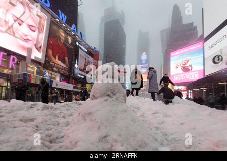 A snowman is pictured at Time Square in Manhattan, New York, Jan. 23, 2016. New York Governor Andrew Cuomo announced a travel ban in New York City Saturday. According to the ban, all non-emergency vehicles should be off the roads after 2:30 p.m. Eastern Time. New York City Mayor Bill de Blasio said at a press conference that the police would enforce the ban. He also urged Broadway theaters and restaurants to close immediately. ) U.S.-NEW YORK-BLIZZARD LixMuzi PUBLICATIONxNOTxINxCHN Stock Photo