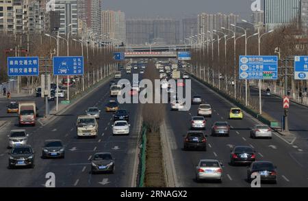 (160126) -- SHIJIAZHUANG, 26 janvier 2016 -- la photo prise le 26 janvier 2016 montre des voitures circulant sur une route principale dans la ville de Shijiazhuang, capitale de la province du Hebei du nord de la Chine. En 2015 23,85 millions de nouvelles voitures ont été immatriculées en Chine, prenant possession de voitures jusqu'à 172 millions, selon le ministère de la sécurité publique lundi. Le bureau de gestion du trafic du ministère a déclaré dans un communiqué que, à la fin de l'année dernière, la propriété de véhicule avait atteint 279 millions, avec plus de 61 pour cent étant des voitures, marquant une transition des motos aux automobiles comme moyen majeur de transport motorisé.) (Sxk) CHINE Banque D'Images