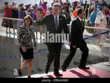 (160127) -- QUITO, le 27 janvier 2016 -- le président colombien Juan Manuel Santos (C), salue son arrivée au quatrième Sommet de la Communauté des États d Amérique latine et des Caraïbes (CELAC), à Quito, capitale de l Équateur, le 27 janvier 2016. Santiago Armas) (jg) (sp) ECUADOR-QUITO-CELAC-SUMMIT e SantiagoxArmas PUBLICATIONxNOTxINxCHN 160127 Quito Jan 27 2016 Colombie S Président Juan Manuel Santos C salue son arrivée au quatrième Sommet de la Communauté des Etats d'Amérique latine et des Caraïbes CELAC à Quito capitale de l'Équateur Jan 27 2016 Santiago Armas JG SP Équateur Quito sommet de la CELAC à SANTIAGO Banque D'Images